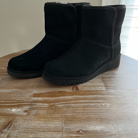 Ugg Women's Kristin Black Suede Boots - Picture 11 of 12